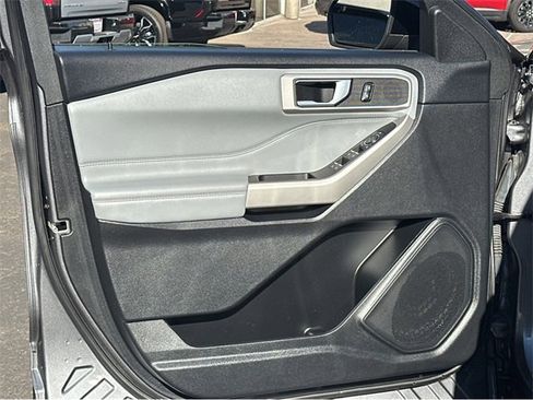 Used 2022 Ford Explorer XLT w/ Equipment Group 202A image 5