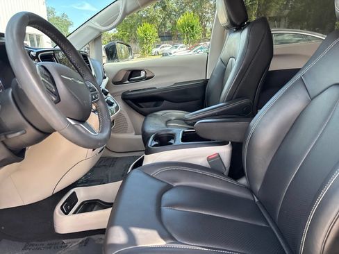 Used 2024 Chrysler Pacifica Touring-L FWD image 10