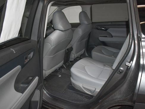 Used 2022 Toyota Highlander XLE image 24