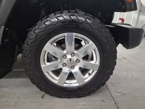 Used 2015 Jeep Wrangler Unlimited Sahara w/ Connectivity Group image 29