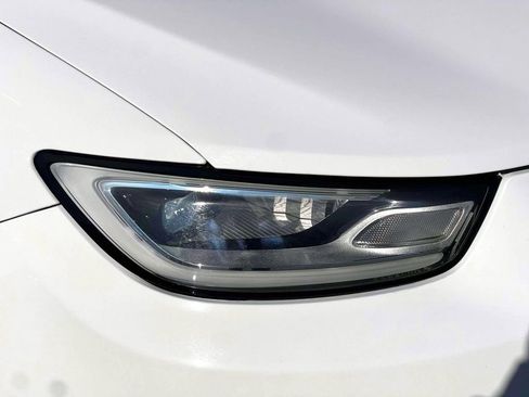 Used 2023 Chrysler Pacifica Touring-L image 8