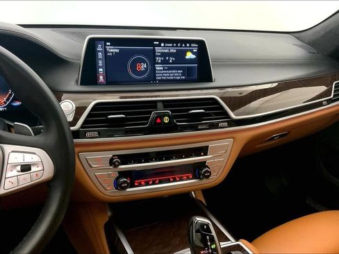 Used 2022 BMW 750i xDrive w/ Luxury Rear Seating Package AWD/4WD image 5