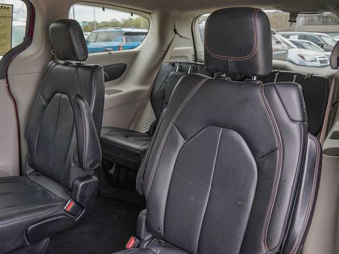 Used 2019 Chrysler Pacifica Touring-L image 28