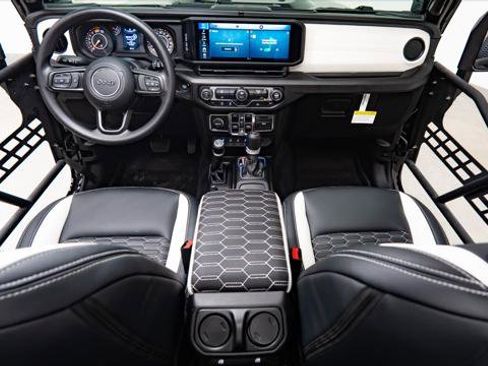 Used 2024 Jeep Wrangler Unlimited AWD/4WD image 2