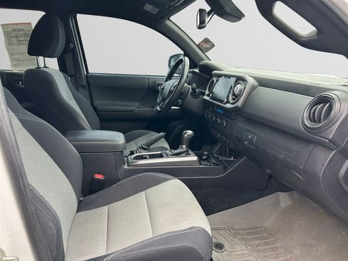 Used 2021 Toyota Tacoma TRD Off-Road w/ Technology Package AWD/4WD image 17