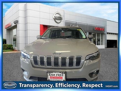 Used 2021 Jeep Cherokee Latitude Plus AWD/4WD image 2