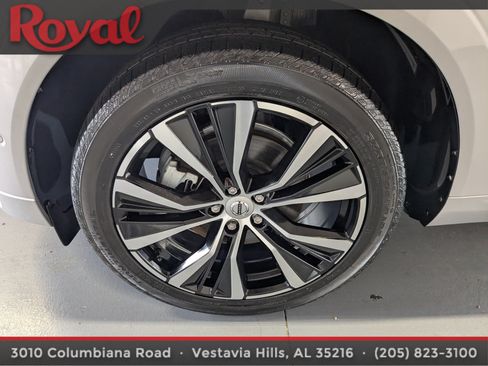 Certified 2024 Volvo XC60 B5 Plus AWD/4WD image 27