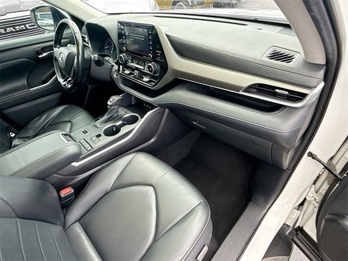 Used 2021 Toyota Highlander XLE image 37