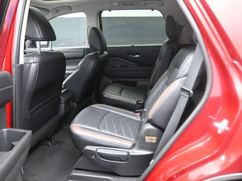 Used 2024 Nissan Pathfinder Platinum FWD image 24