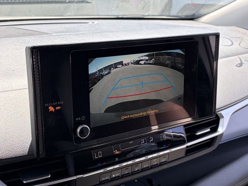 Certified 2025 Toyota Sienna LE FWD image 7