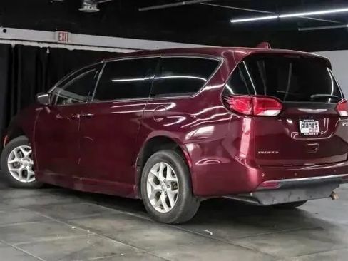 Used 2018 Chrysler Pacifica Touring Plus w/ Tire & Wheel Group FWD image 11