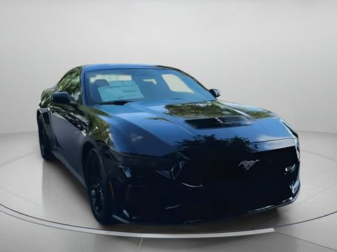 Used 2025 Ford Mustang GT RWD image 5