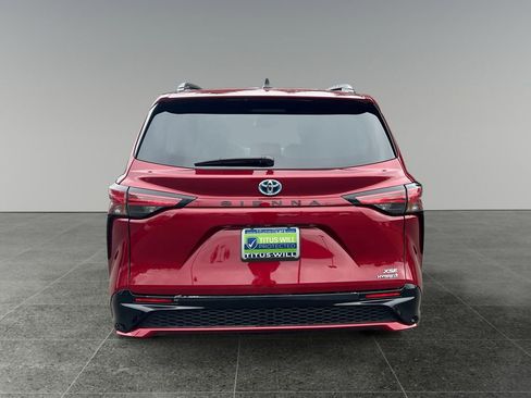 Used 2024 Toyota Sienna XSE FWD image 9