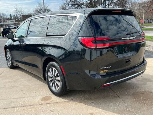 Used 2024 Chrysler Pacifica Limited FWD image 10