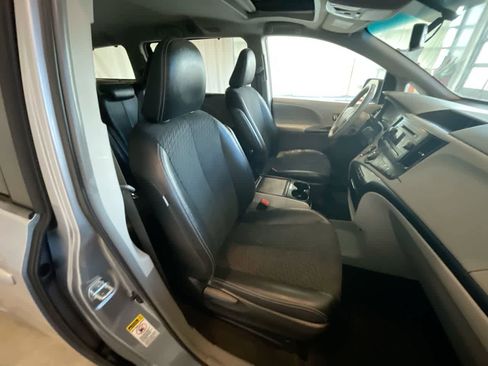 Used 2012 Toyota Sienna SE image 25