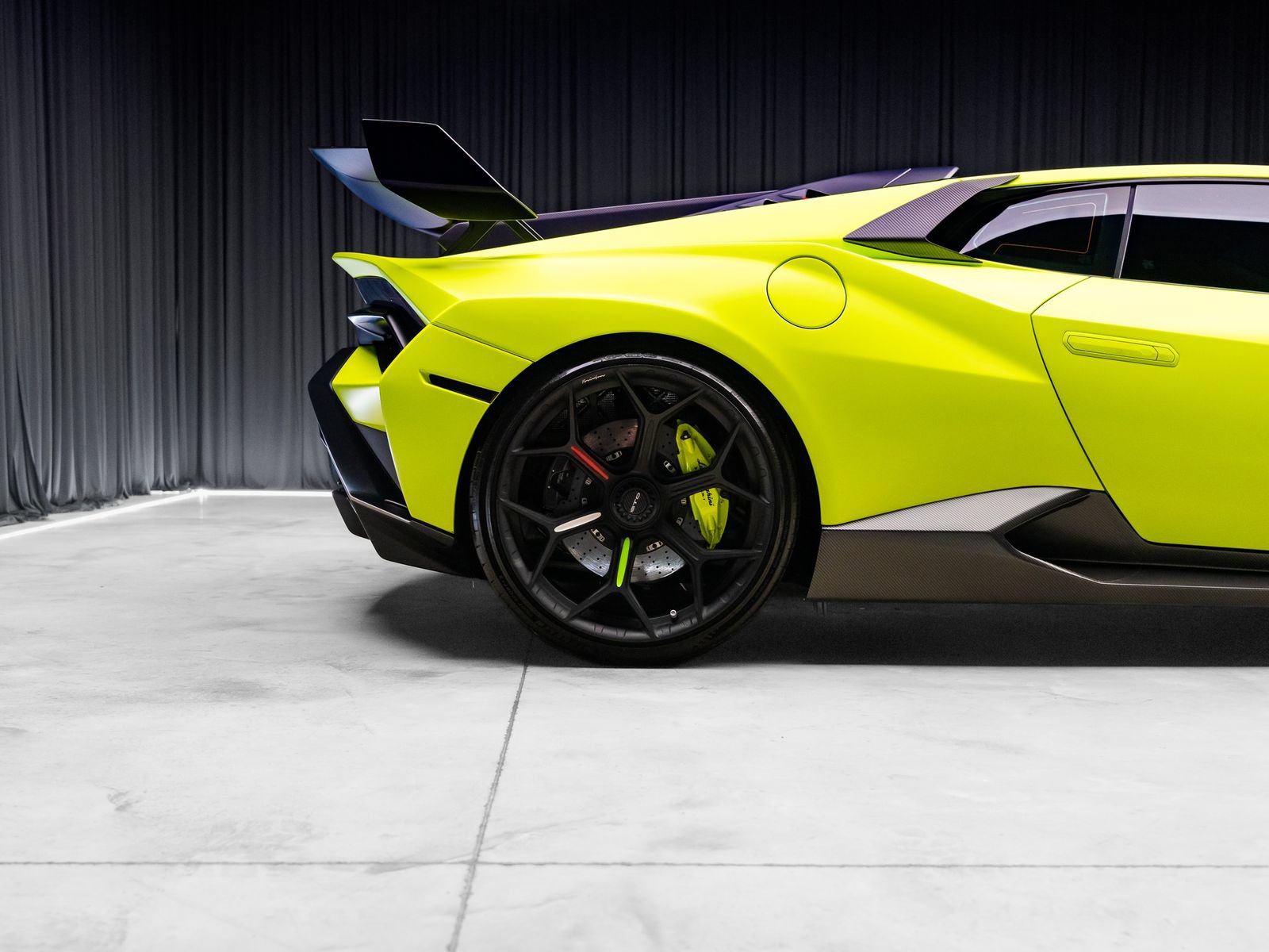 Used 2022 Lamborghini Huracan STO RWD image 40