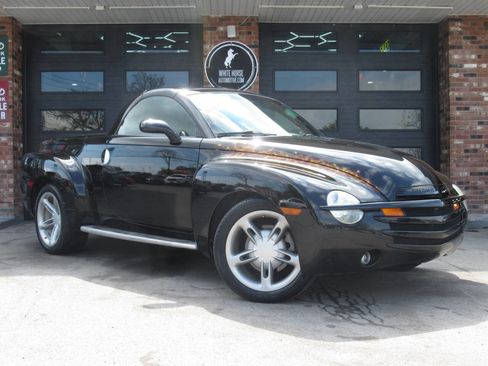 Used 2004 Chevrolet SSR w/ Preferred Equipment Group RWD image 1
