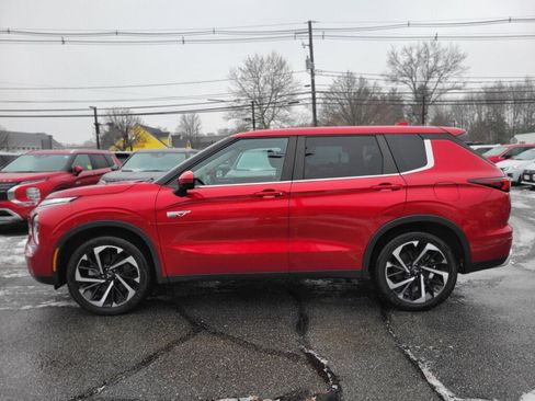 Used 2023 Mitsubishi Outlander SE image 2