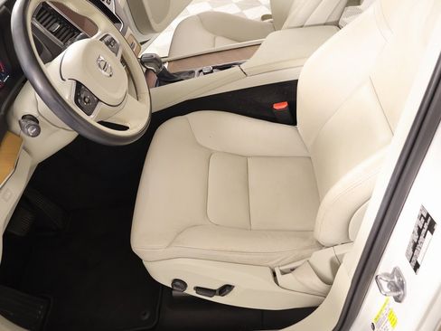Used 2022 Volvo XC90 T5 Momentum image 11
