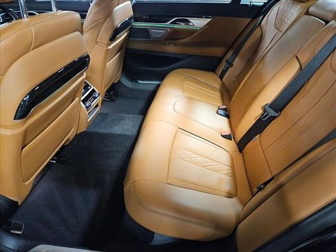 Used 2022 BMW 740i w/ M Sport Package image 17