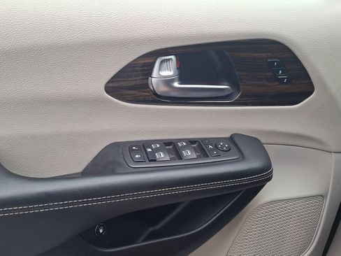 Used 2023 Chrysler Pacifica Limited FWD image 17