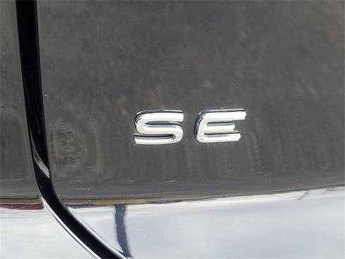 Certified 2025 Volkswagen Atlas Cross Sport SE w/ Panoramic Sunroof Package image 7