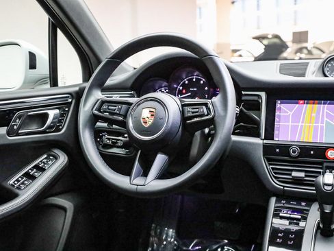 Used 2025 Porsche Macan image 19