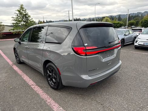 Used 2023 Chrysler Pacifica Limited w/ Uconnect Theater Family Group FWD image 6