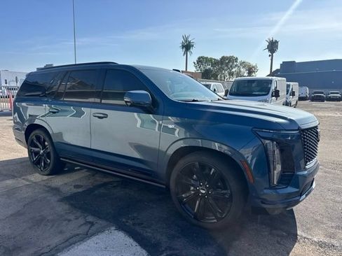 Used 2025 Cadillac Escalade Sport Platinum AWD/4WD image 4
