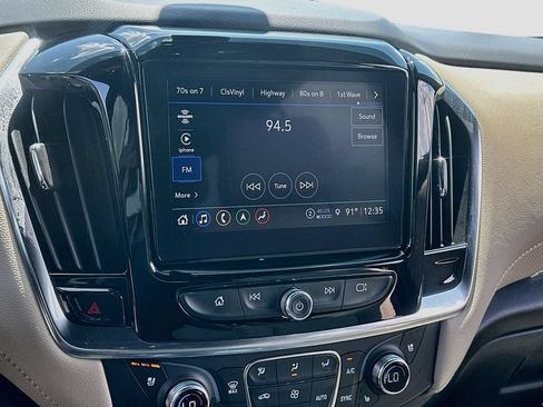 Used 2023 Chevrolet Traverse Premier FWD image 15