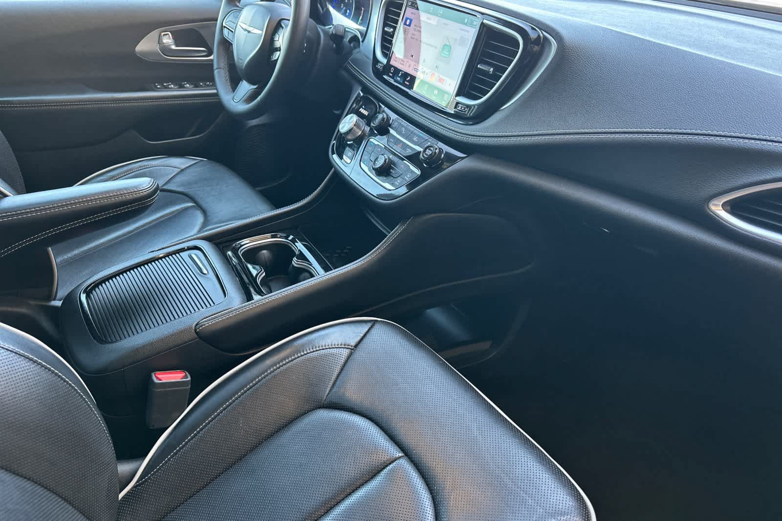 Used 2025 Chrysler Pacifica Limited FWD image 16