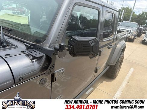 Used 2025 Jeep Gladiator Sport AWD/4WD image 3