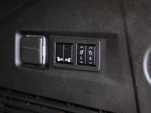 Used 2021 Chevrolet Tahoe Premier w/ Premium Package image 33