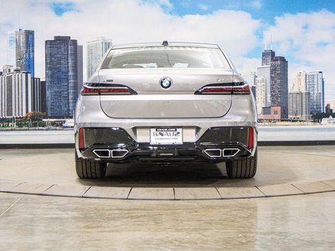 Used 2025 BMW 760i xDrive w/ Premium Package image 11