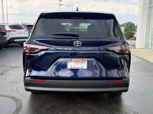 Used 2026 Toyota Sienna LE AWD/4WD image 5