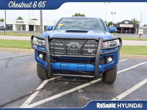 Used 2017 Toyota Tacoma TRD Sport AWD/4WD image 6