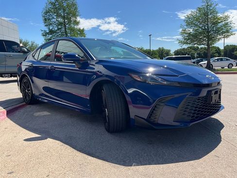 Used 2025 Toyota Camry SE image 4