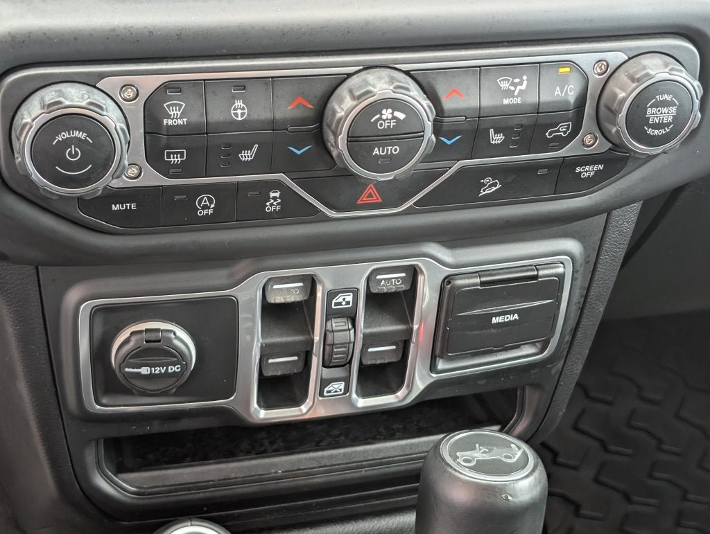 Used 2018 Jeep Wrangler Unlimited Sahara AWD/4WD image 21