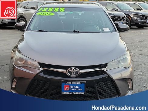 Used 2016 Toyota Camry SE image 5