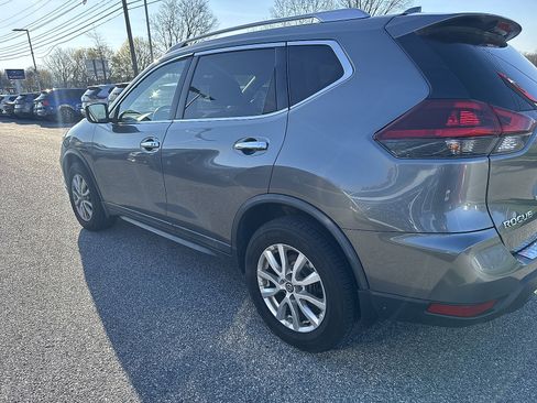 Used 2018 Nissan Rogue SV image 2