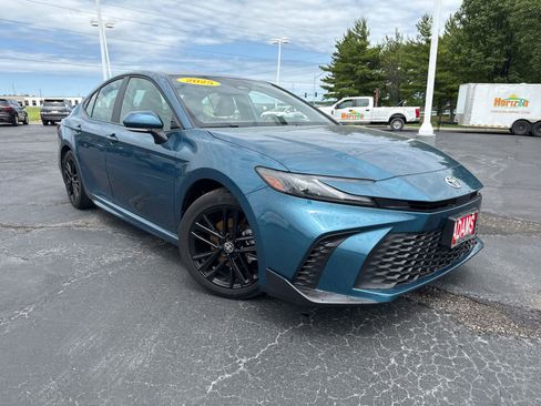 Used 2025 Toyota Camry SE FWD image 2