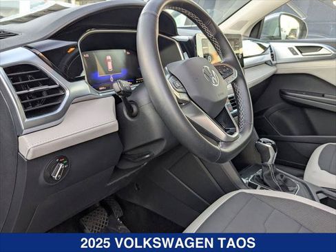 Used 2025 Volkswagen Taos SE FWD image 12