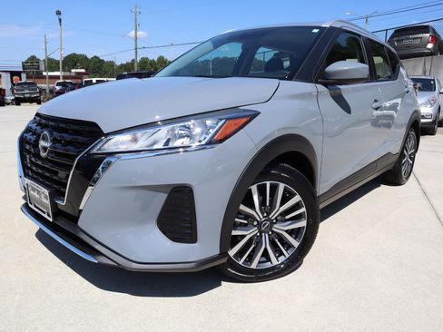 Used 2024 Nissan Kicks SV image 2