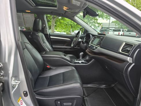 Used 2019 Toyota Highlander XLE AWD/4WD image 11