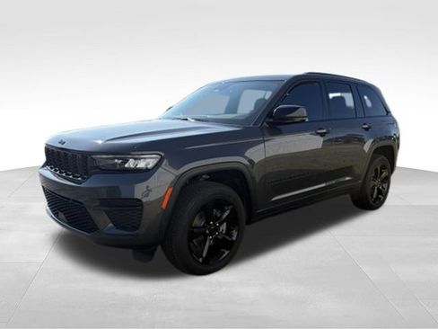 Used 2023 Jeep Grand Cherokee Altitude AWD/4WD image 10