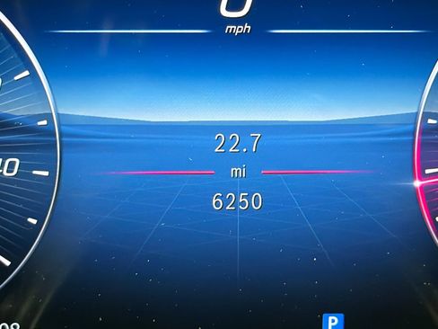 Used 2025 Mercedes-Benz GLC 300 4MATIC image 24