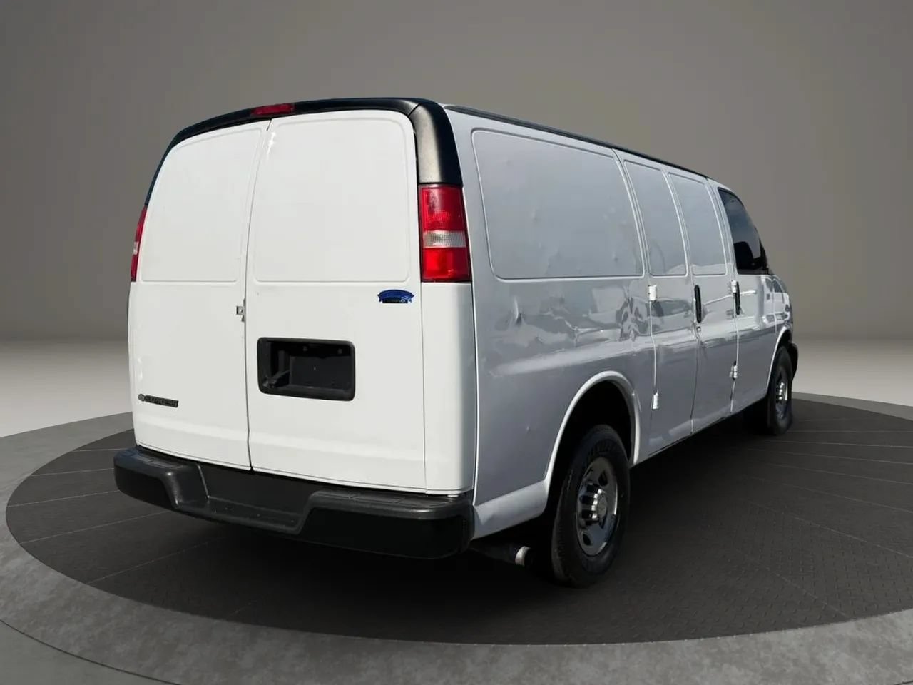Used 2019 Chevrolet Express 2500 w/ Communications Package RWD image 4