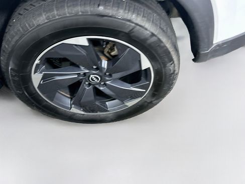 Used 2025 Nissan Rogue SV FWD image 11