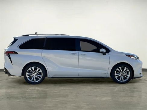 Used 2021 Toyota Sienna Platinum image 12