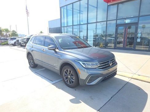 Used 2023 Volkswagen Tiguan SE image 2